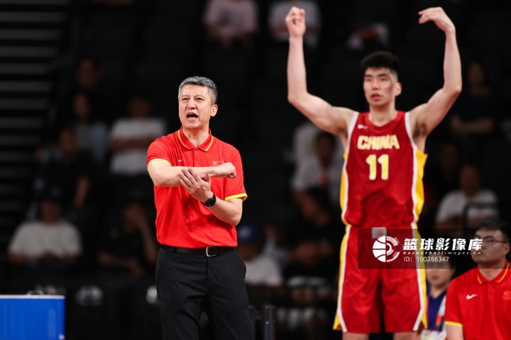 媒体人:郭士强在场边指挥真有激情 攻防两端的提醒也确实很到位